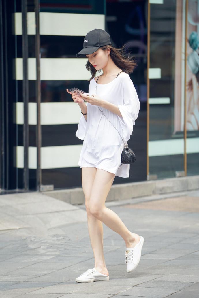 街拍:倾城倾国的美女,清凉上衣配黑色裤子,时尚又显大气