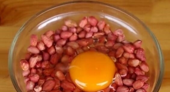 花生里加1个鸡蛋，原来这么好吃，我家常做来吃，放一个月都不坏