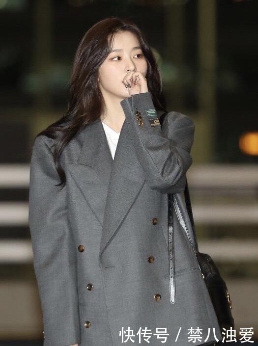 姜涩琪真是个时髦精!穿西装酷炫个性,差点美到认不出