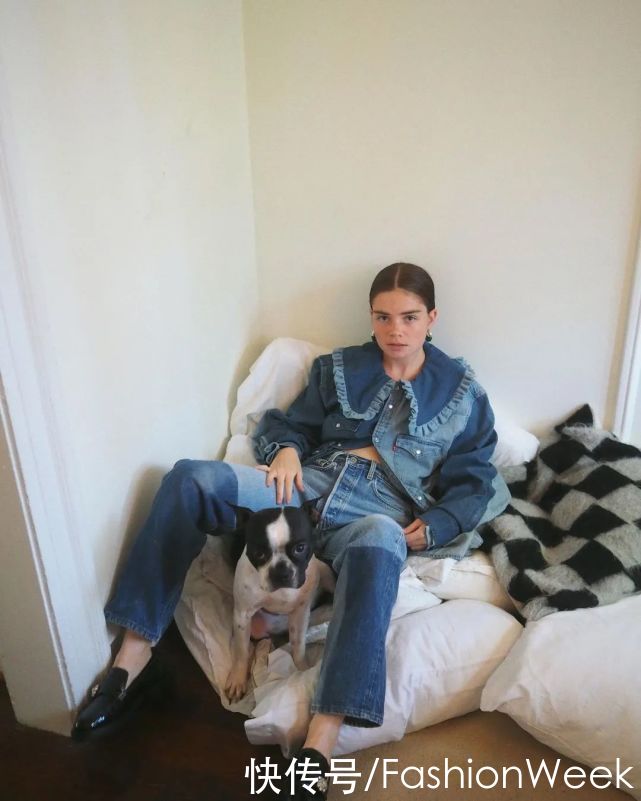 比春天更迷人的是：刘雯的蓝色衬衫