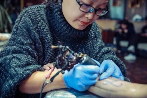 东方时评丨未成年人“文身”亟待监管“护身”