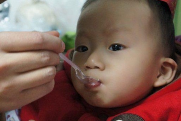 宝宝|劝告家长宝宝不到2岁,尽量别喂4种辅食,容易积食还不长个!