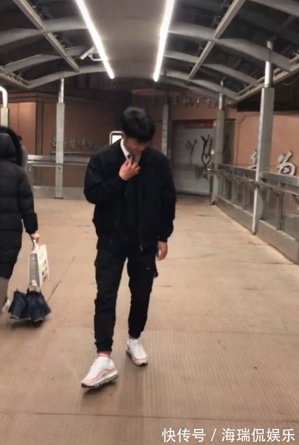 姨妈巾鞋 如今“姨妈巾鞋”成为了潮男的宝贝,比AJ还帅气,而且显个子!