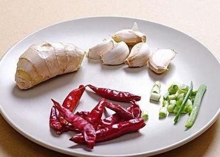 炒菜时，葱姜蒜不要乱放，都有“讲究的”，网友看完“涨知识”