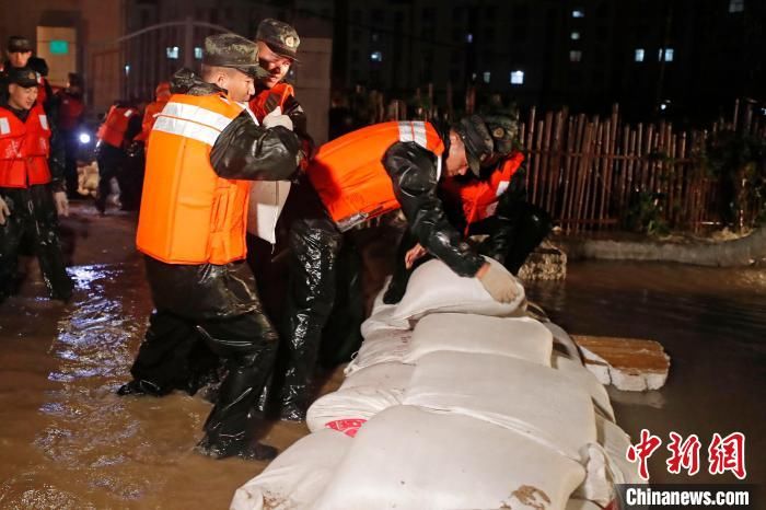 燃眉之急|台风过境引发居民区内涝 上海武警雨夜驰援解燃眉之急