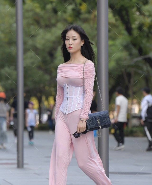 粉色上衣搭配上束腰神器,宽松喇叭裤配合出的“休闲风”格外稚嫩