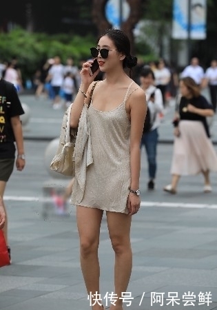 知性|街拍:清凉优雅的长款吊带背心,十分具有知性的女人味,简单大方