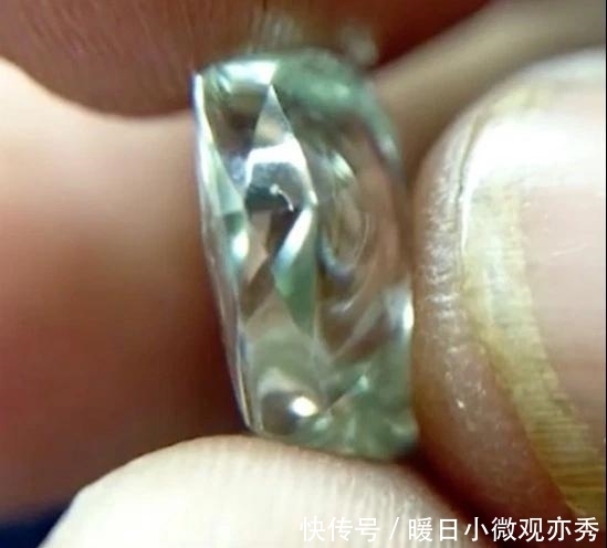 印度矿工挖到一颗钻石,价值46万,他要跟八个兄弟分享