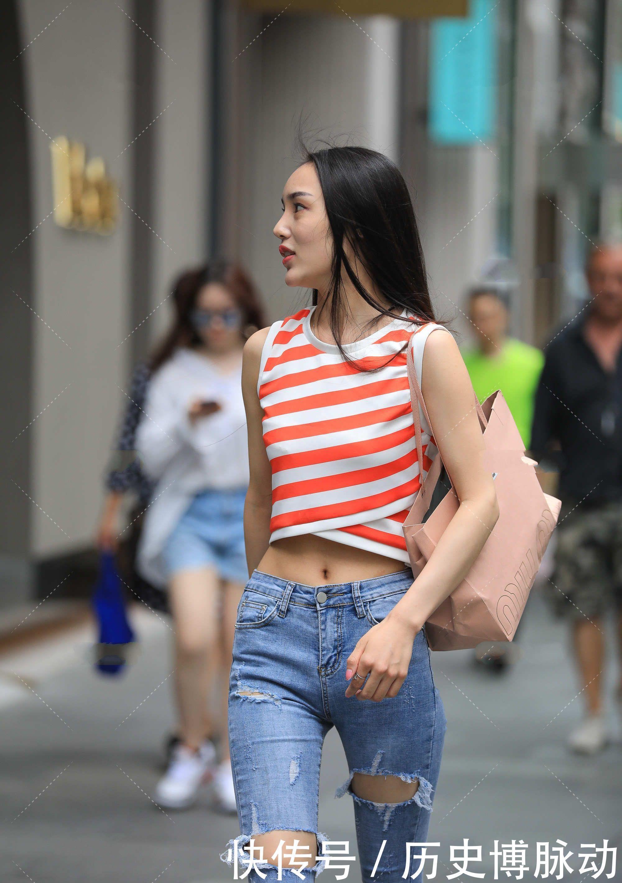 牛仔裤|活力满满的穿衣风格,红白蓝搭配,带来一整天好心情