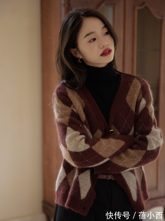 小姐姐|谁说“奶奶衫”很老气?那是你不会搭,这些时髦搭配思路一定要学