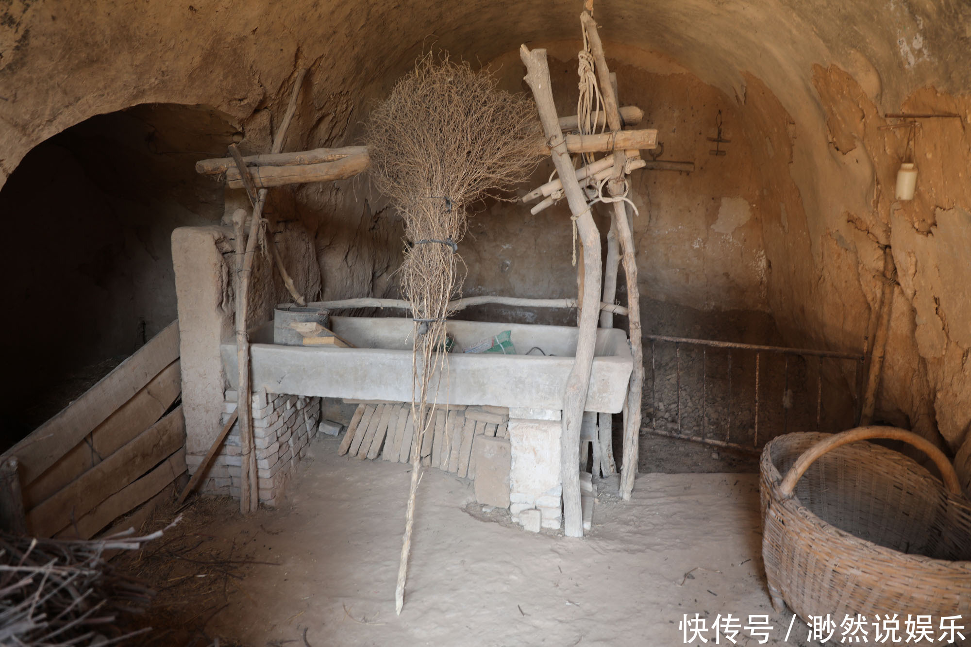 碌碡|山西百年大户人家大门口“青龙”盘踞，窑洞里好多稀罕物叫不上名