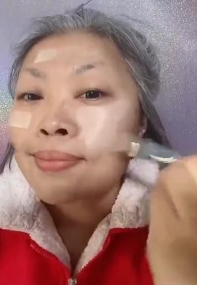 大妈“仿妆”女神妆容,开局丑的睡不着觉,成品想要带你回家