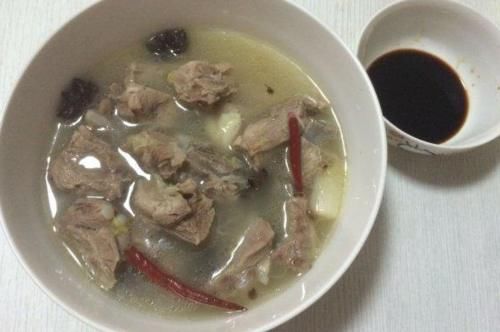 炖排骨,有人焯水,有人直接炖,这才是正确做法,排骨鲜嫩又入味