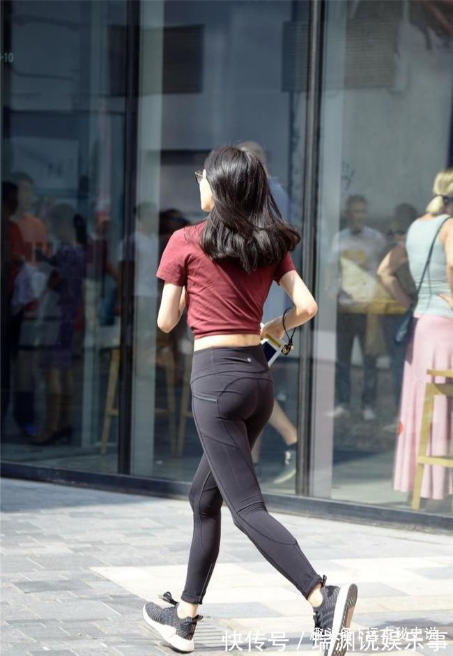 时尚 运动款式的瑜伽裤,年轻的姑娘更喜欢运动健身,秀出自信好身材