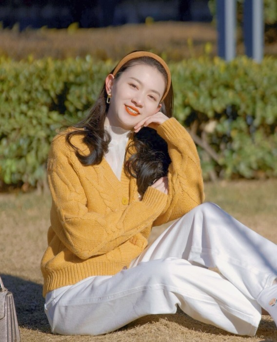 搭配 “针织衫”怎么穿才高级又时髦?看看这些搭配造型,温柔又百搭