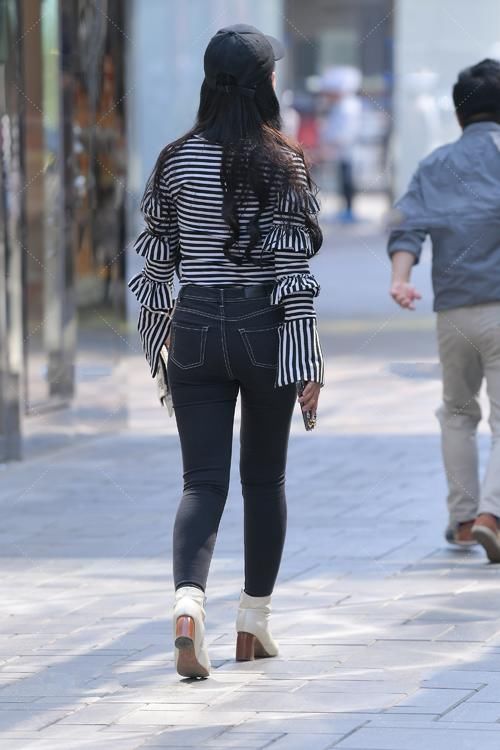  上衣|街拍美女：黑白条纹上衣搭配牛仔裤，简单低调，又精致时尚