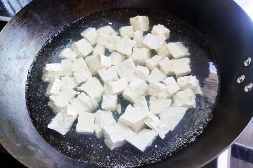 豆腐|夏季吃凉粉不如吃它，买来一掰一焯，无油低脂，简单省时又好吃