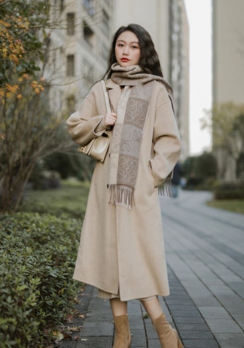 酒红色|大衣穿不出气场?原因不是身高而是搭配,看完这几套搭配你就明白