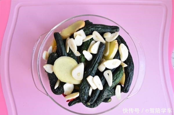 腌黄瓜还只加盐,那就错了!多加这一步,黄瓜嘎嘣脆,久放也不坏!
