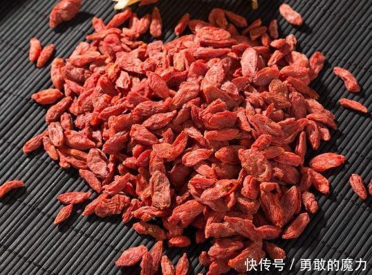 更好|枸杞和它一起泡,坚持喝半个月,气血好了,不失眠了,皮肤更好了