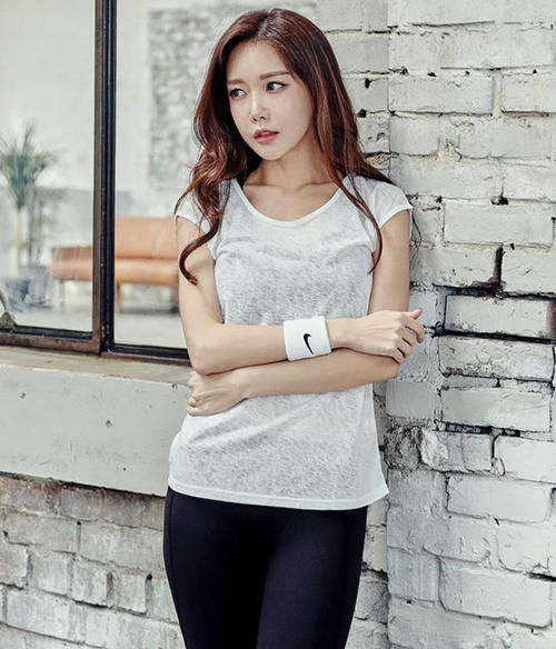  搭配|女神穿搭：小姐姐爱穿清纯漂亮的紧身打底裤，美丽的身姿特别养眼