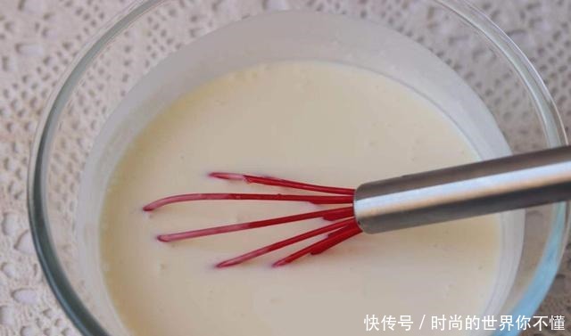 这蛋糕用酸奶和牛奶就能做,免蒸烤,入口即化,好吃不上火