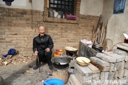  河南91岁奶奶隐居百年石头村，采山花吃野菜饺子，看她活成啥样子