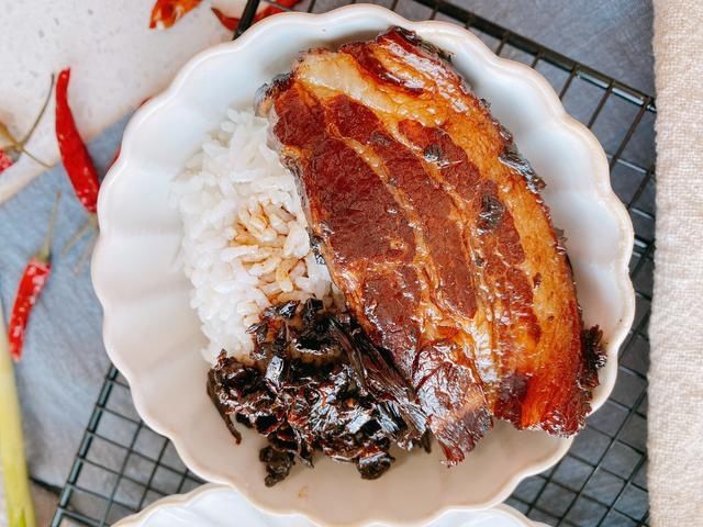 年夜饭必备梅菜扣肉，掌握3点，能出虎皮，而且肥而不腻入口即化