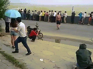 |搞笑GIF趣图:妹子你热我理解,但这个风扇有点小,吹的不够全面