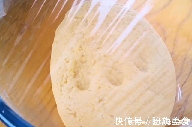 秘制|玉米面全身是宝,教你秘制新吃法,开水一烫筷子一压,比馅饼好吃