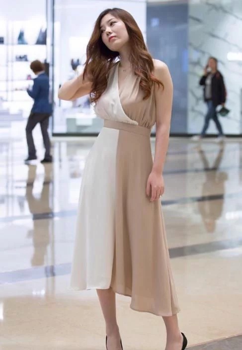 小姐姐|肤色白皙的小美女,短裙搭配黑色高跟凉鞋,完美展现曼妙身姿