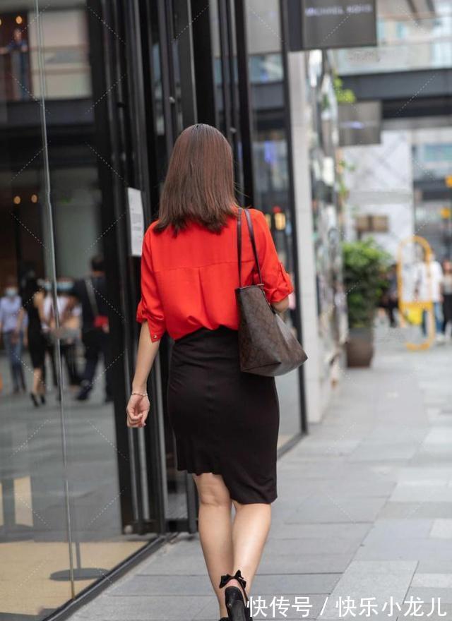 衬衣 红色衬衫搭配黑色半身裙,尽显职业范儿,优雅干练,高级感十足