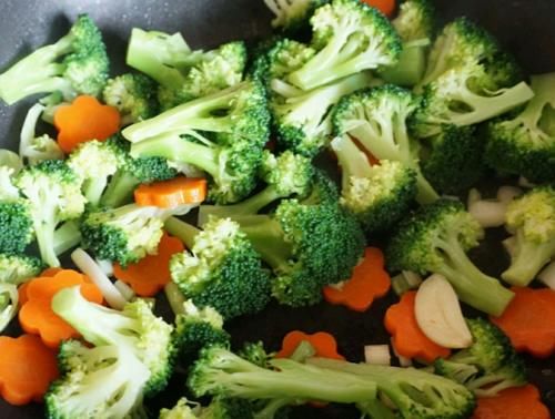 炒西蓝花，焯水后直接下锅炒是大忌！学会这招，脆爽可口还入味