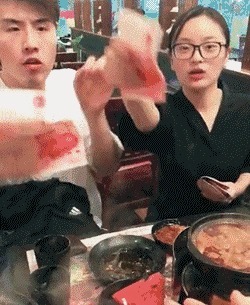 |搞笑GIF：看这熟练的程度 她们肯定不是第一次了