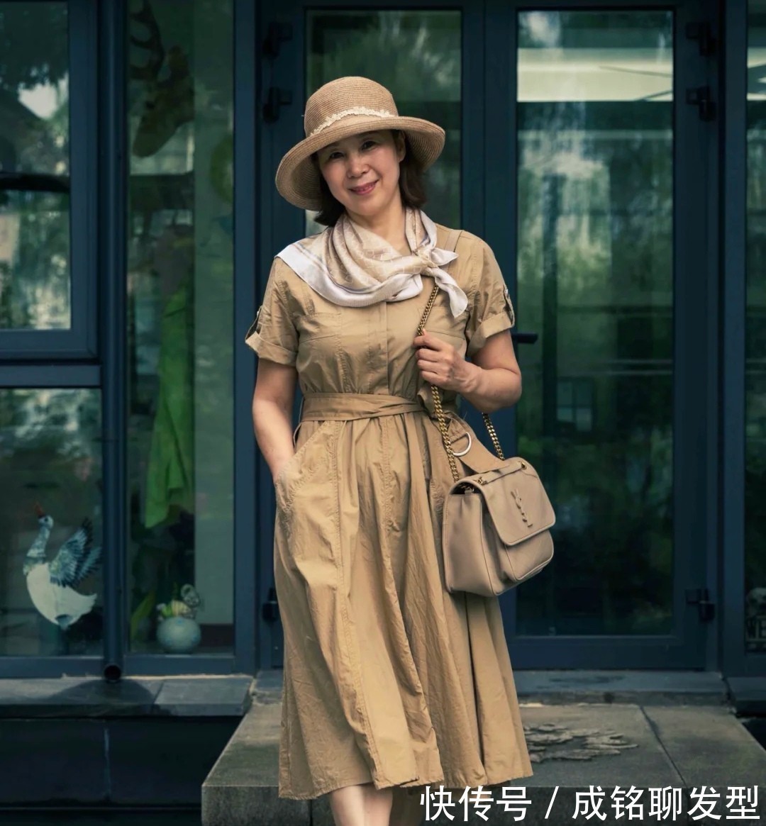 裤装|女人过了60岁别总穿裤装，显胖又不好搭配，裙装舒服时髦又显年轻