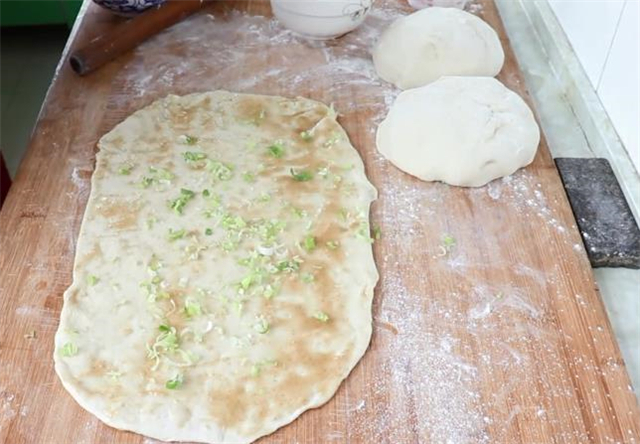 教你在家做千层葱花饼,做出来葱香味十足,层层酥脆,太香了