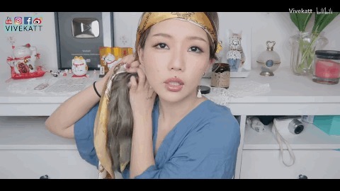 丝巾 别再披头散发了!这3个发型小技巧显嫩又高级