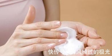 泡沫|看到黑头就想挤担心越挤越多！网上3种方法才损伤皮肤，要避开
