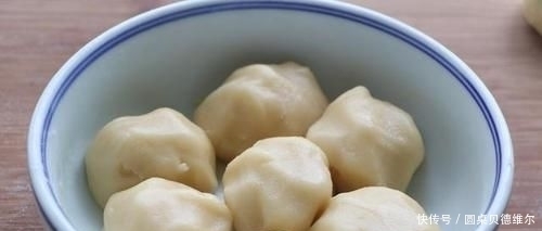 面粉特别的创意做法，加2个紫薯，比包子馒头都好吃，酥得直掉渣