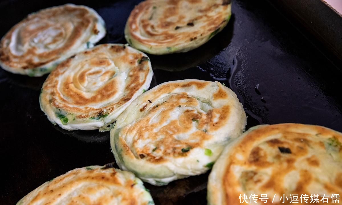 轻松|超级外酥里软的葱油饼!不用发酵,新手也能轻松搞定!