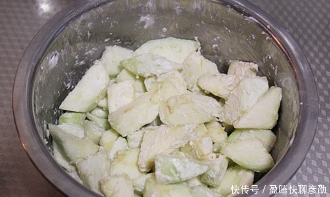 大厨教你做红烧茄子，记住这2点，不发黑不吸油，焦香软嫩不油腻