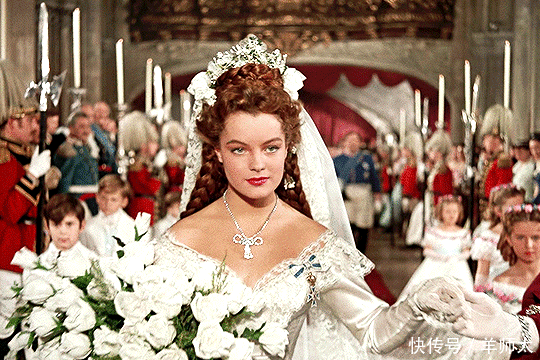 茜茜公主才是“发量王者”,栗色头发像斗篷一样,光亮又浓密