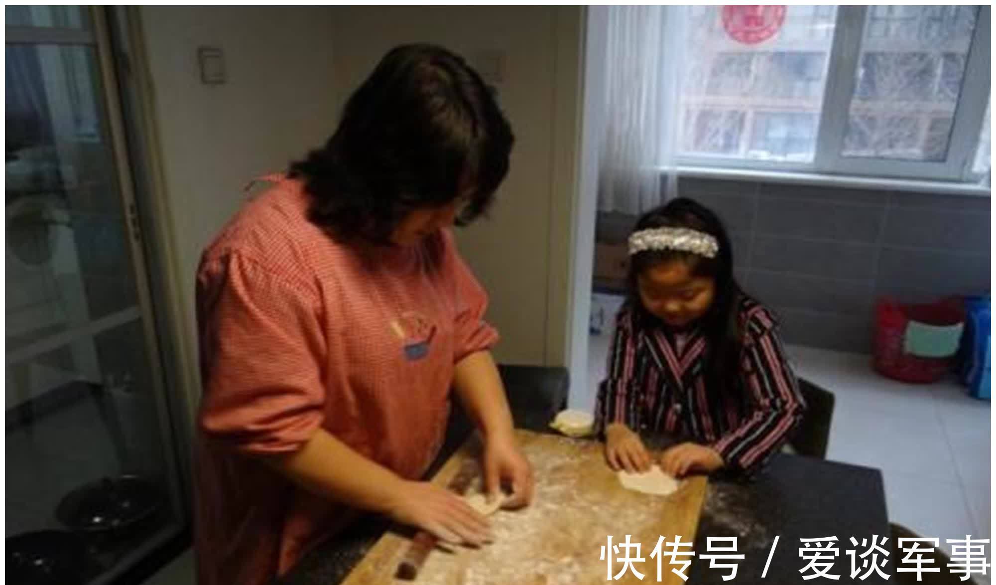 弟弟|“啃女”现象逐渐流行,老人为占便宜装糊涂,女儿不明所以乐呵呵