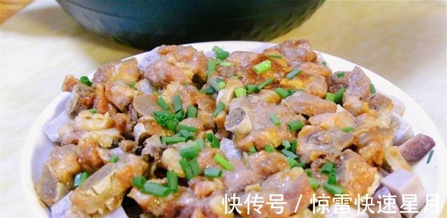 芋头|滋味鲜美的芋头蒸排骨，软糯香醇，一不留神就吃光了一盘！