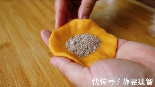 红薯别煮着吃了,加碗面粉烫一烫,不用油炸就酥脆,咬一口还流沙