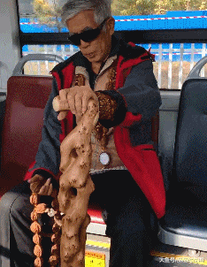 |搞笑GIF段子:大爷,你真是老当益壮,啥东西都敢盘,服了