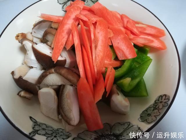 炒牛肉时,直接下锅就“废”了,厨师教你这样做,肉嫩滑不柴