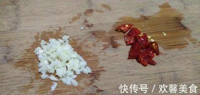 凉菜|凉菜只会拍黄瓜？教你这菜，撕成条就上桌，比黄瓜好吃，过瘾