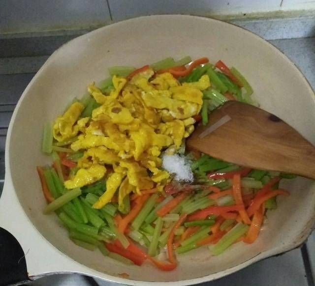 香芹炒鸡蛋,入口充满了香味,很嫩,大人小孩都喜欢