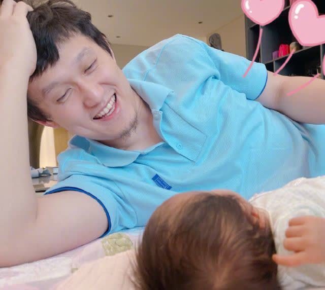 全家福|惠若琪晒全家福为女儿庆百天,怀抱女儿与老公甜蜜亲吻,好幸福